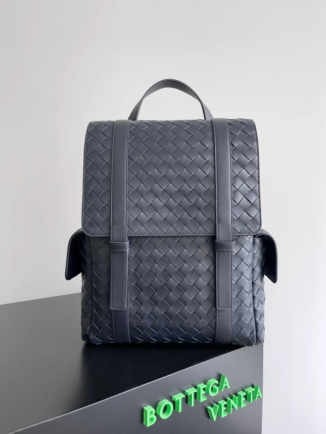 Batch 2560 Bottega Veneta's new Back To School backpack uses the iconic Intrecciato weaving leather process. Craftsmen use fine soft calfskin to weave it by hand. The weaving is tight and regular, and the texture is three-dimensional. The luster of the leather is super high-end, and the woven design of two different leathers creates a unique sense of layering. The flip-open design is equipped with two external flap pockets. It is super versatile whether it is for work, travel or daily life, and the capacity is also very practical.  The Back-To-School backpack is lighter than previous backpacks, and the space is large but not bulky. There are compartments for laptops and documents on the inner layer. The style is personalized, and it looks good and is easy to match. Carrying this backpack will double your chances of returning! Style number: 805971 Size: 39*31*14cm